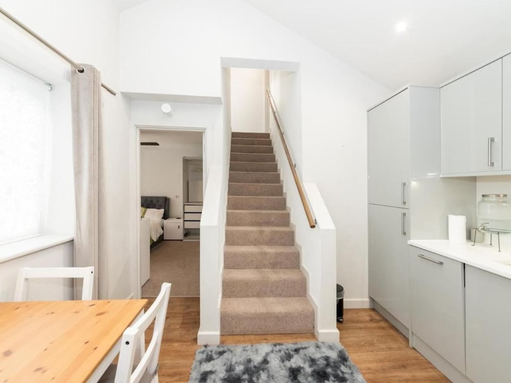 2-bed House in Reading-near Town-sleeps 4
