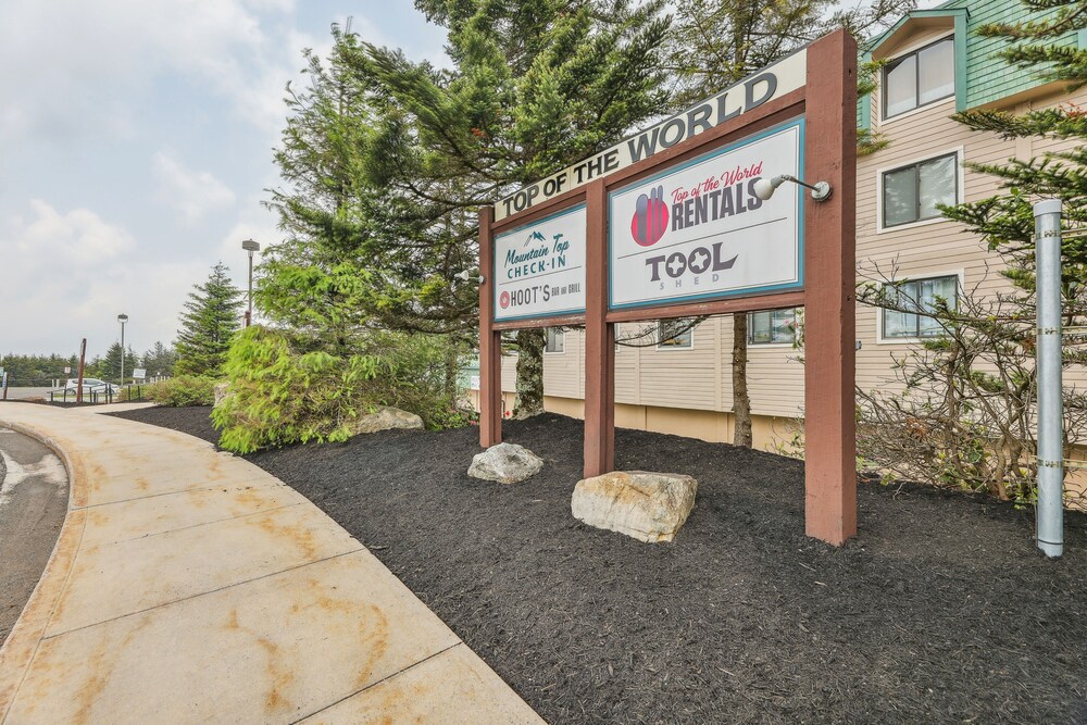Cozy Snowshoe Condo Rental: Walk to Chair Lift! view 4