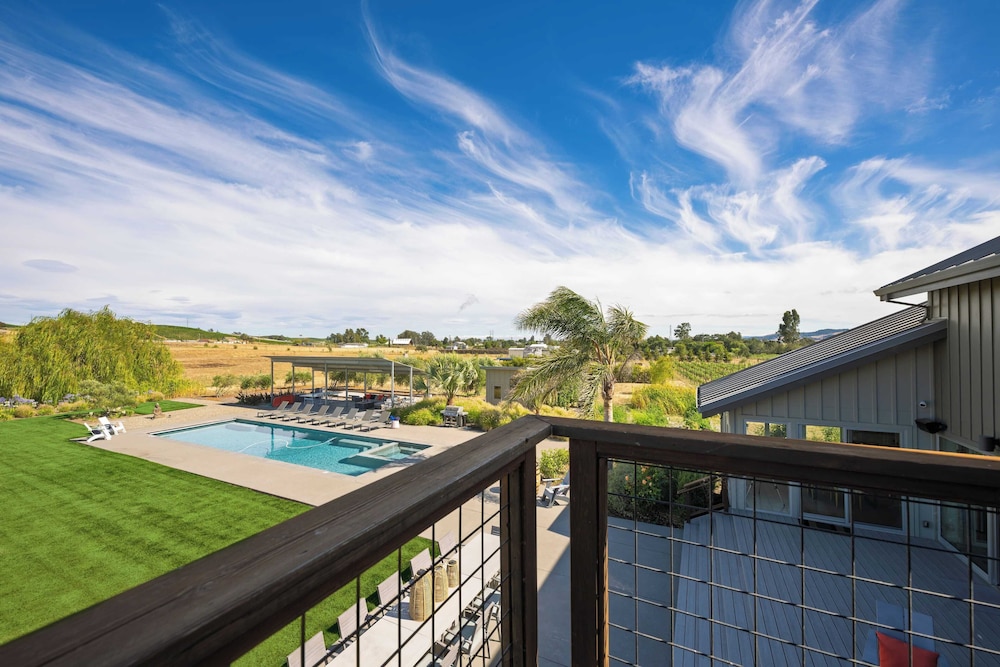 Coplan Vineyards by Avantstay 10-acre Estate w/ Pool, Spa, Bocce & Designer Interiors