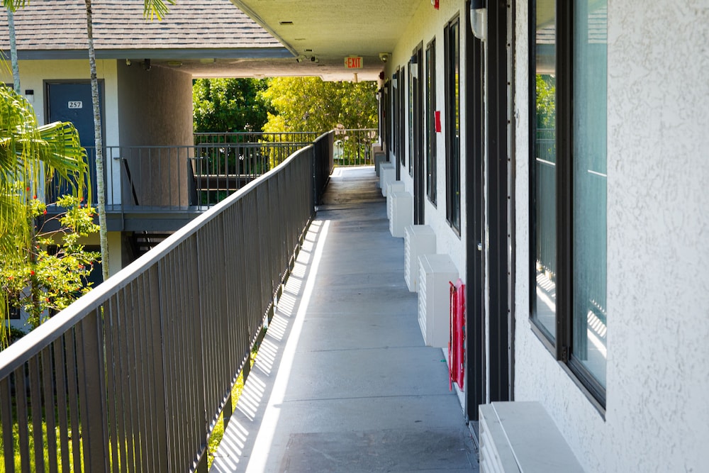 Motel 6 Lantana, FL