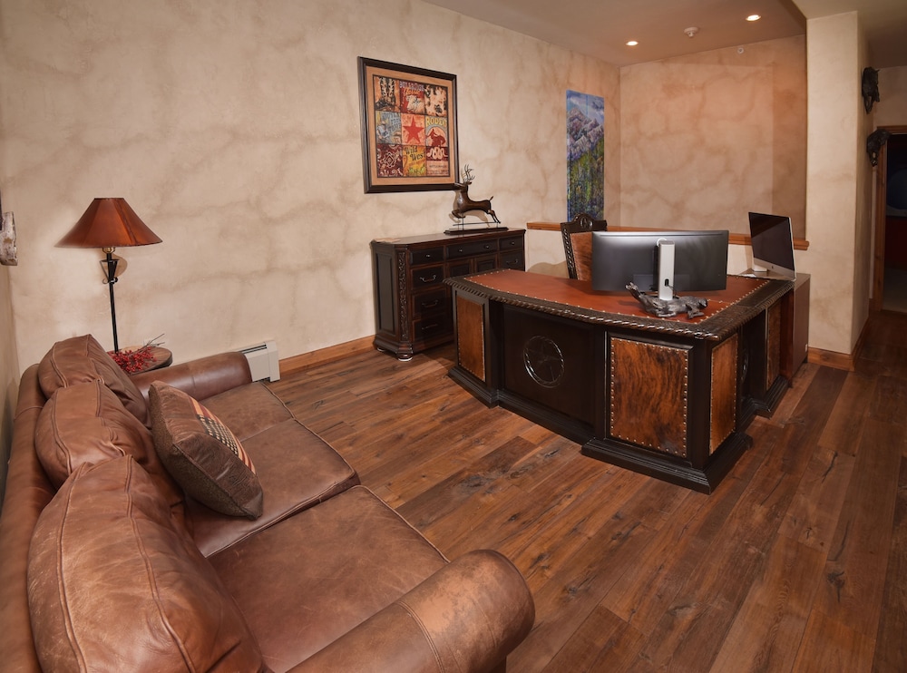 Spacious 4br 4.5ba  Ski In/out-stay +7 Nights 4 Bedroom Condo by RedAwning