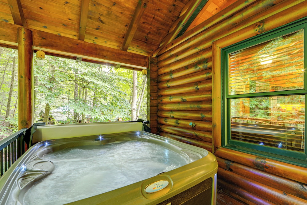 1 Mi to Dtwn Gatlinburg: Hot Tub Haven in Smokies!