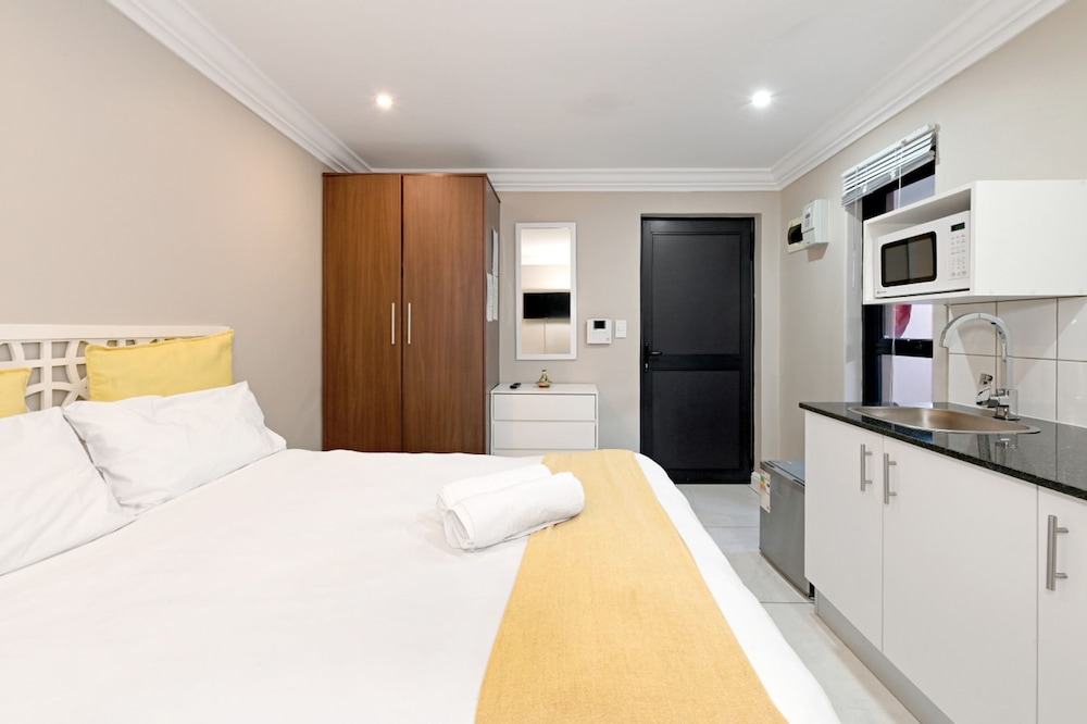 Modern En-suite Room Rooftop Terrace Central