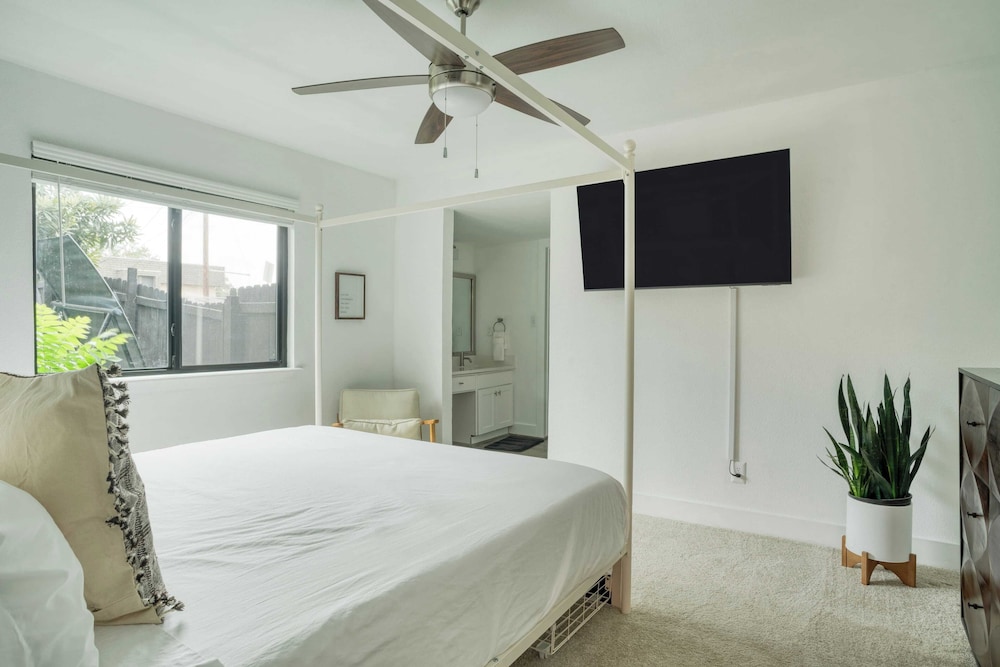 Austin Escape, Prime Location + Shared Yard Oasis Fairlawn Buyout by Avantstay