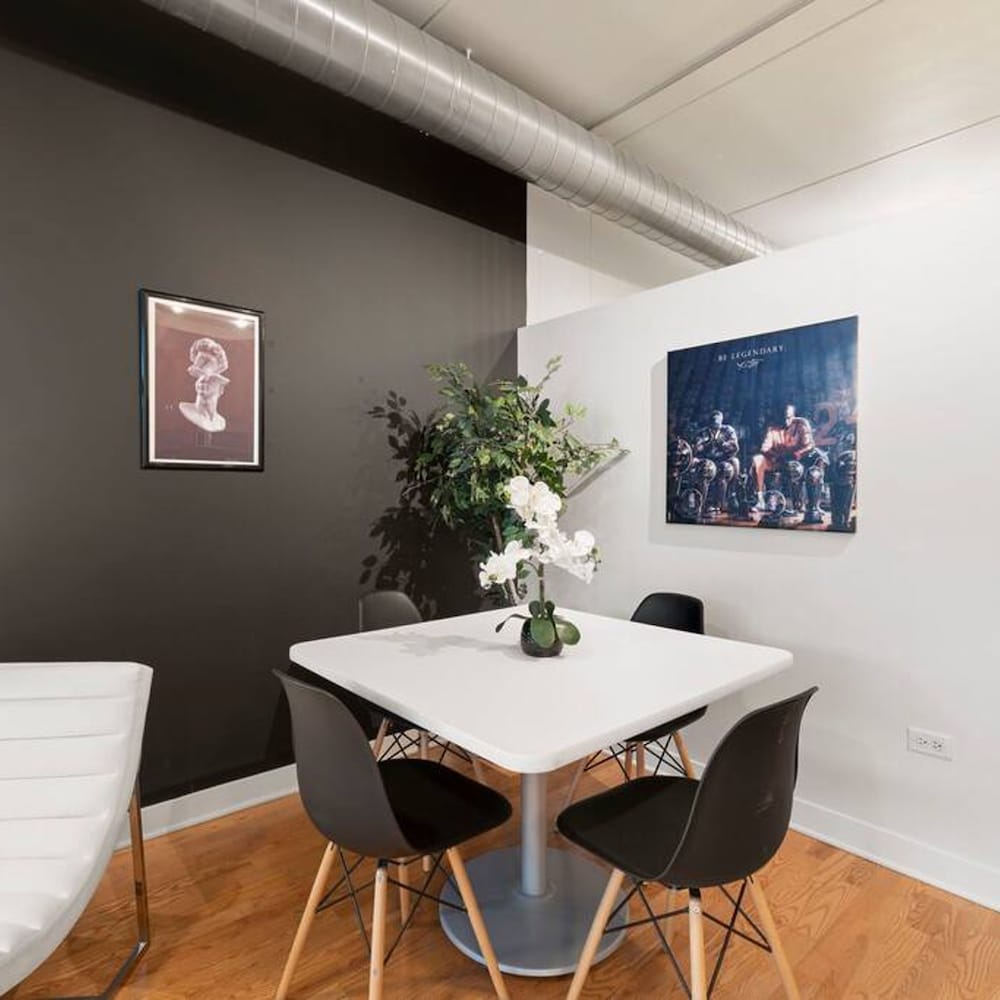 Sleek 2 Bed 2 Bath Condo in Trendy Fulton Market