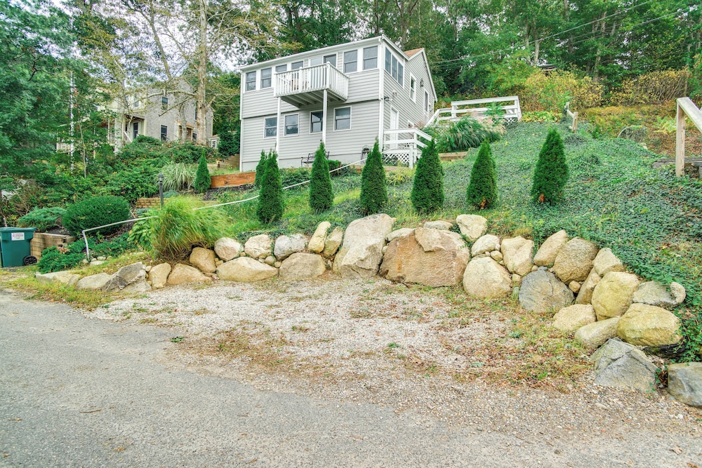 Waterfront Cape Cod Cottage on Peter's Pond