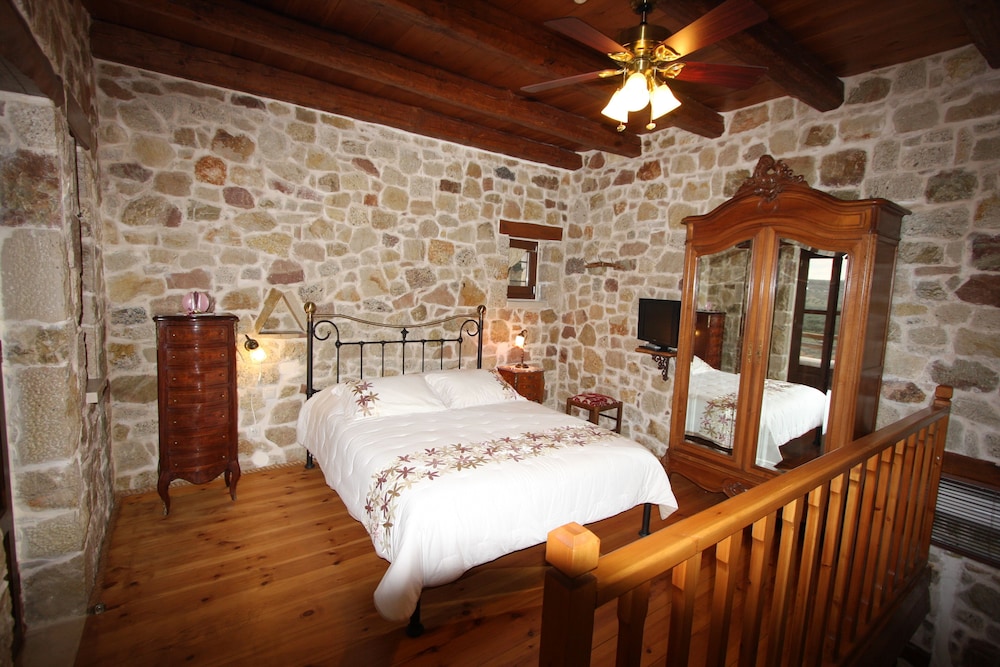 Lithos Traditional Houses