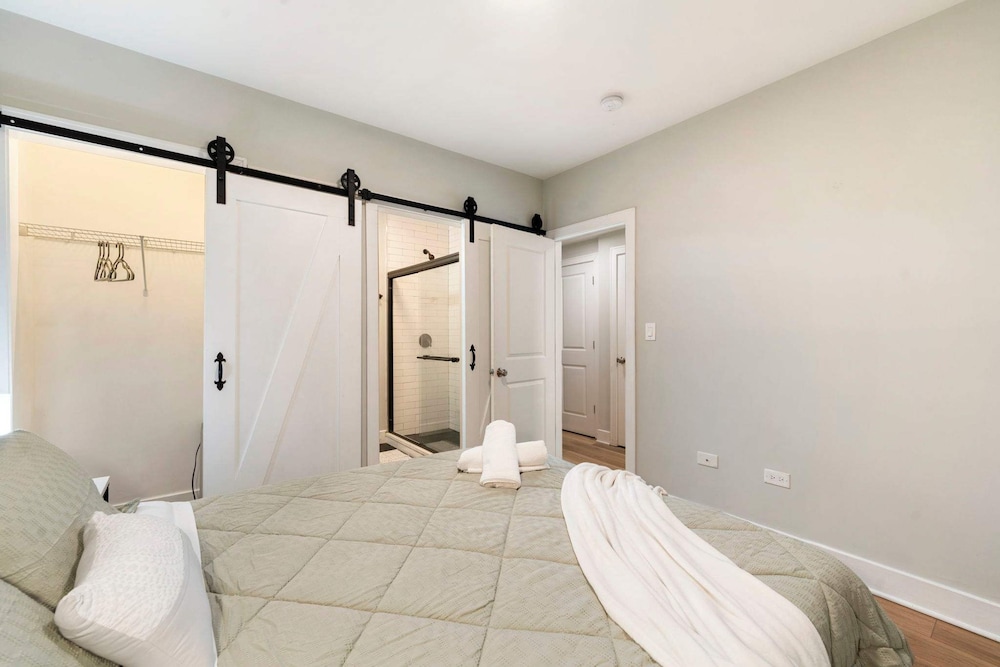 Spacious Pilsen 4 Bed 4 Bath Family Retreat