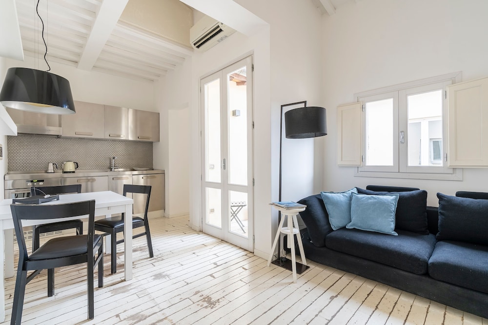 Laura 10 in Firenze With 1 Bedrooms and 1 Bathrooms