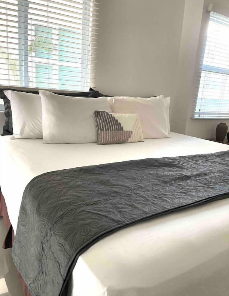 Modern 1BR Condo in Kingston