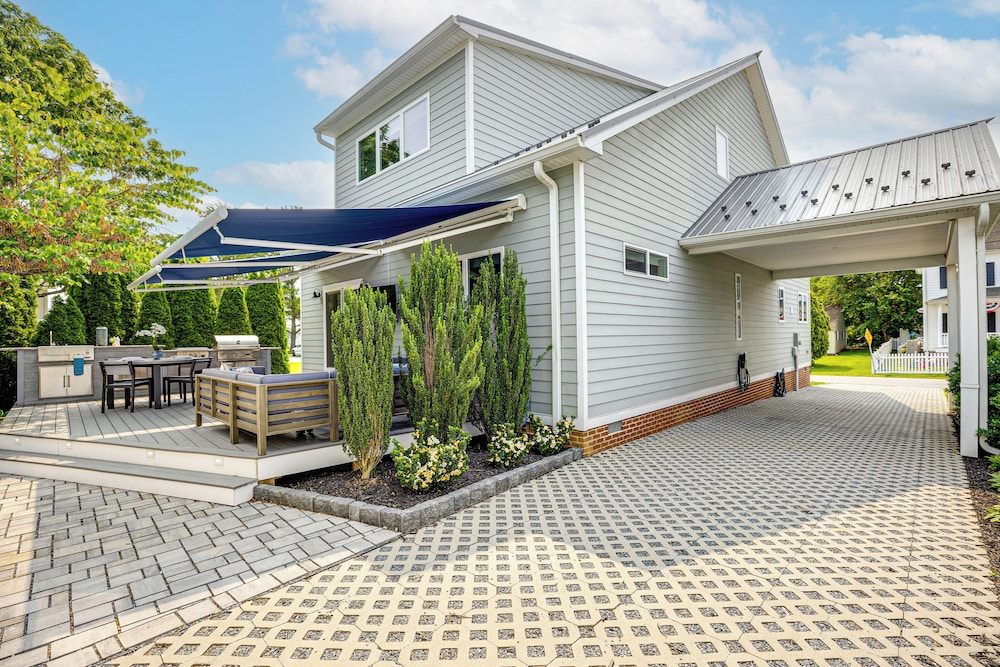 Near Solomons Island Boardwalk: Home w/ Hot Tub!