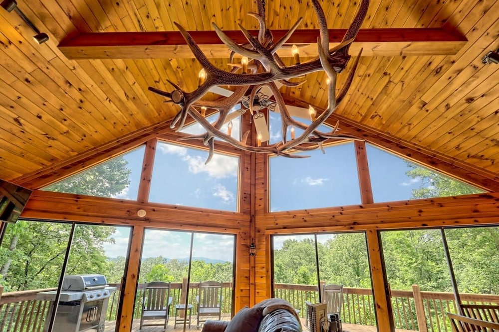 Hot Tub 3 Fireplaces Mountain Views Game Room