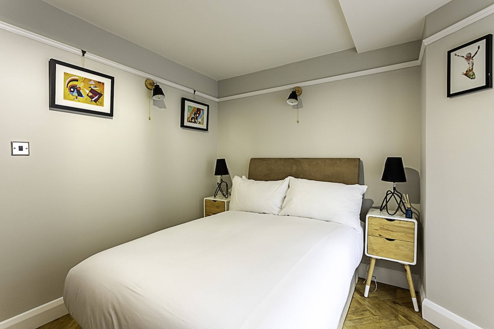 Cosy Garden Flat in Prestigious Residential Area view 4