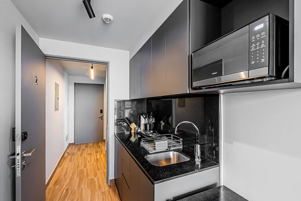 w Stunning 2BR w Great Deco in Centriqo