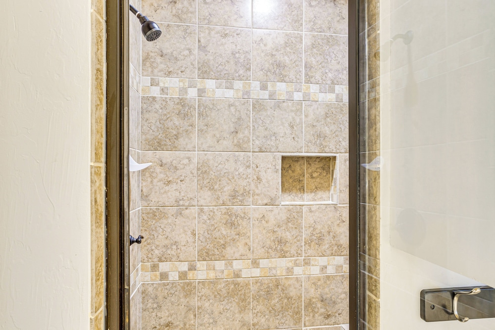 Sauna, Hot Tub & Cold Plunge: Oklahoma City Home!