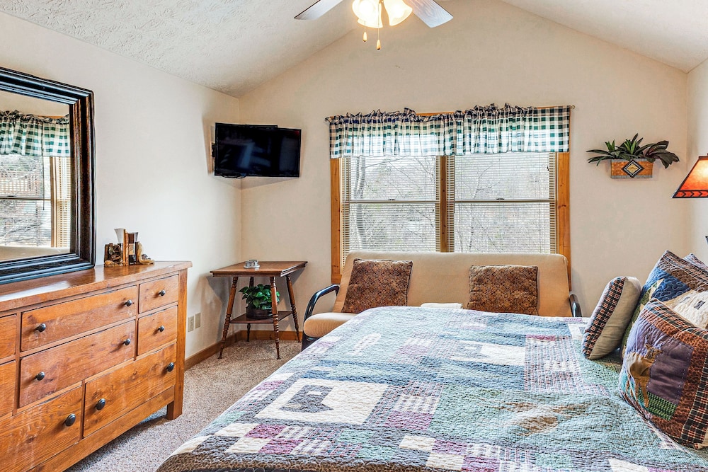 Hot Tub & Game Room: Log Cabin 2 Mi to Ripleys!