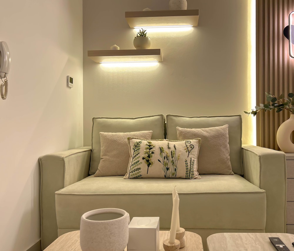 Urban Escape Studio Pool, Gym & Stylish Living