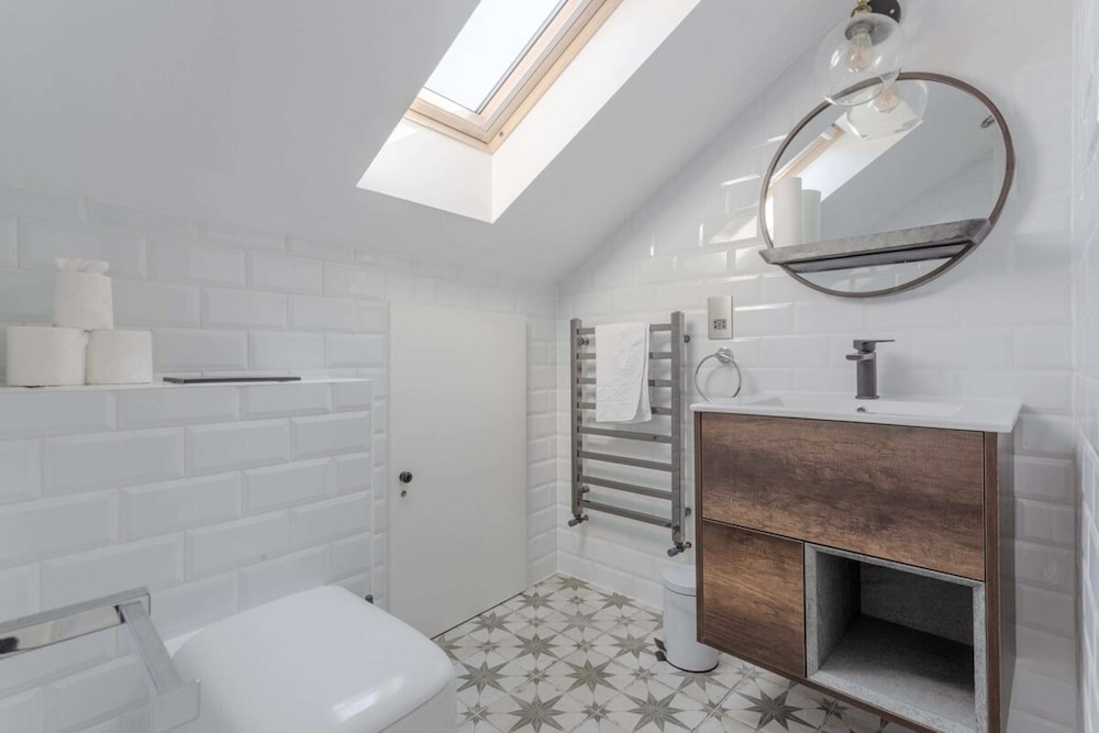 Stunning 3 Bedroom 2 Bath in Fantastic Location