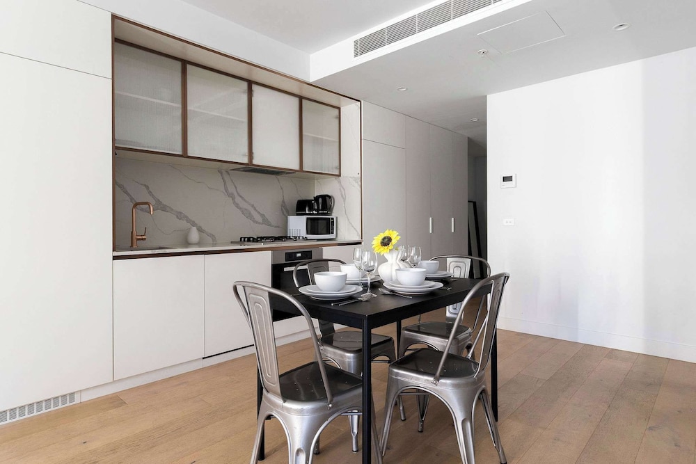 A Cozy 2BR Apt Right on Buzzing Chapel Street
