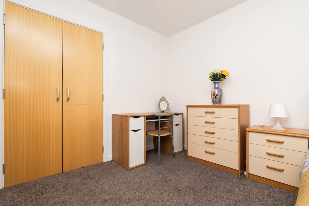 3 Bedroom House - Free Parking