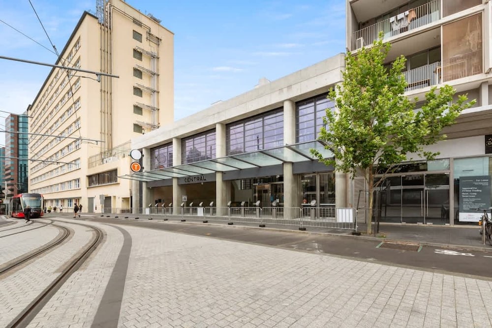Central Modern 1 Bedroom With Air-con Balcony