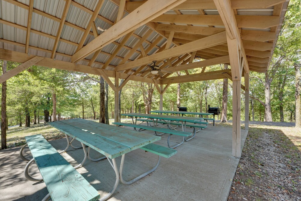 3 Mi to Table Rock Lake: Cozy Cabin in the Woods!