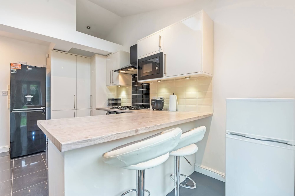 Beautiful 5 Bedroom Home in Coventry 14min to NEC