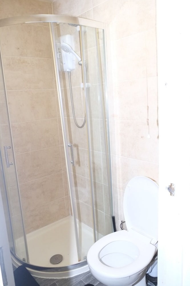 Nottingham 5-br, Sleeps 11 w/ Garden & Parking