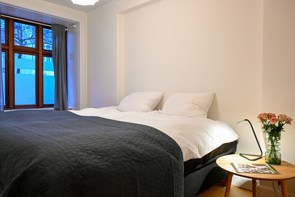 Sanders Park - Charming 1-bdr Apt Close to Metro view 3