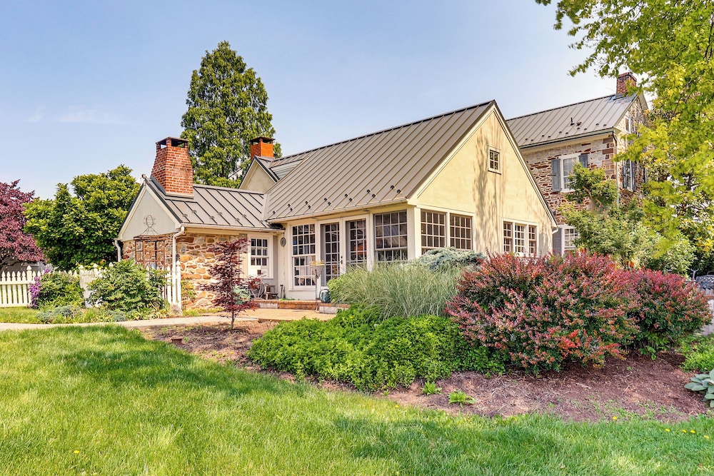8 Mi to Reading: Spacious Farmhouse Retreat!