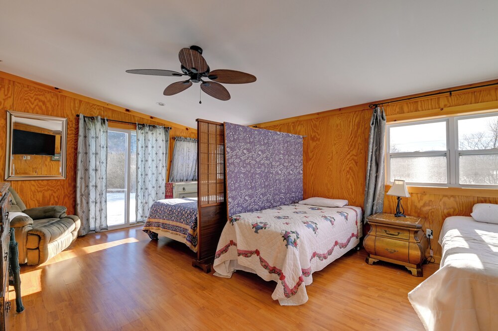 Waterfront Lake George Retreat w/ Shared Dock