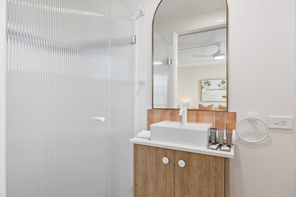 Bright 2-bed Apartment With Stunning Ocean Views