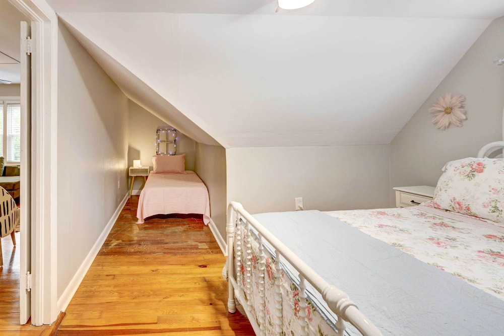 Updated Tallahassee Home ~ 1 Mi to Downtown! view 2
