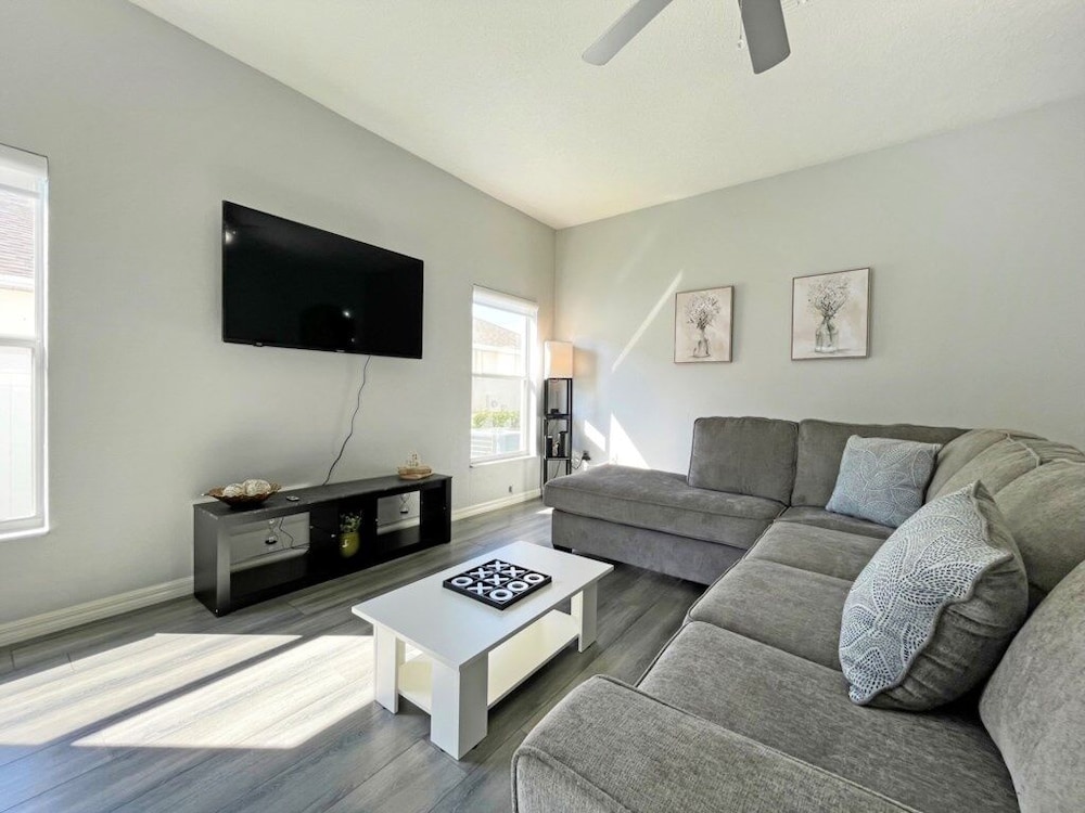 Paradise Point 4 Bedroom Home by RedAwning view 3