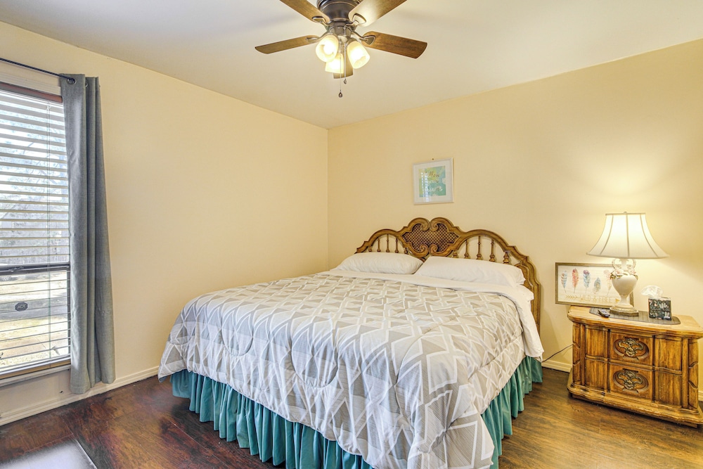 17 Mi to Dtwn Memphis: Townhome w/ Fenced Yard!