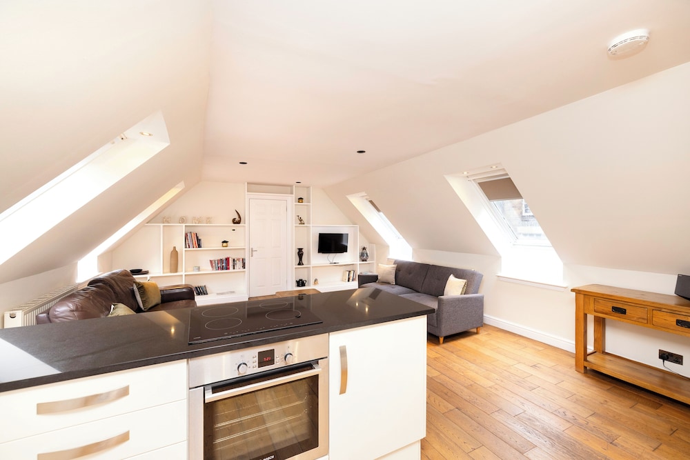 JOIVY Modern flats near Edinburgh Castle
