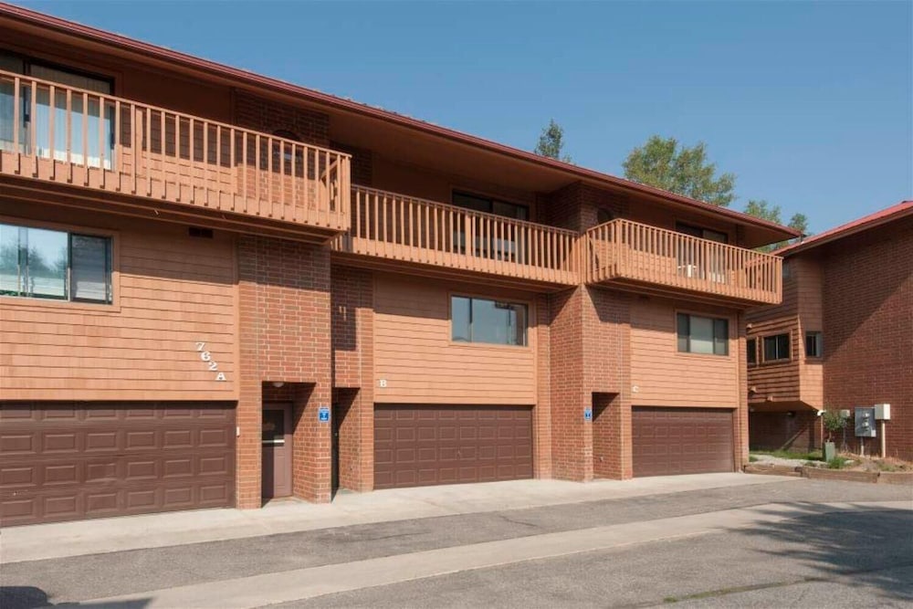 Lagoon 762b 3 Bedroom Townhouse by RedAwning