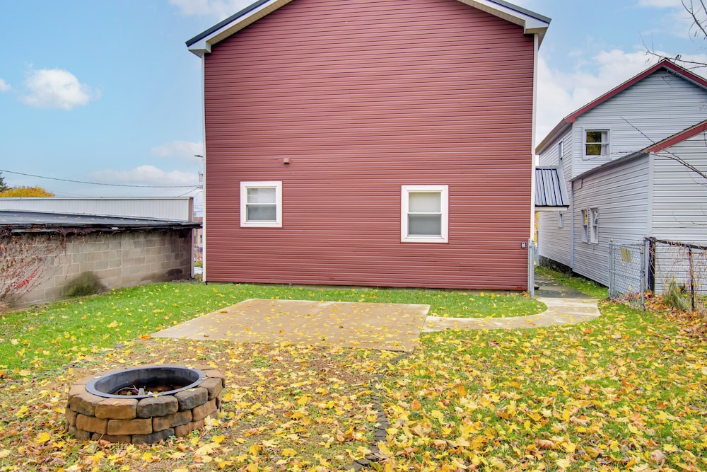 < 1 Mi to Lake Ontario: Oswego Group Retreat