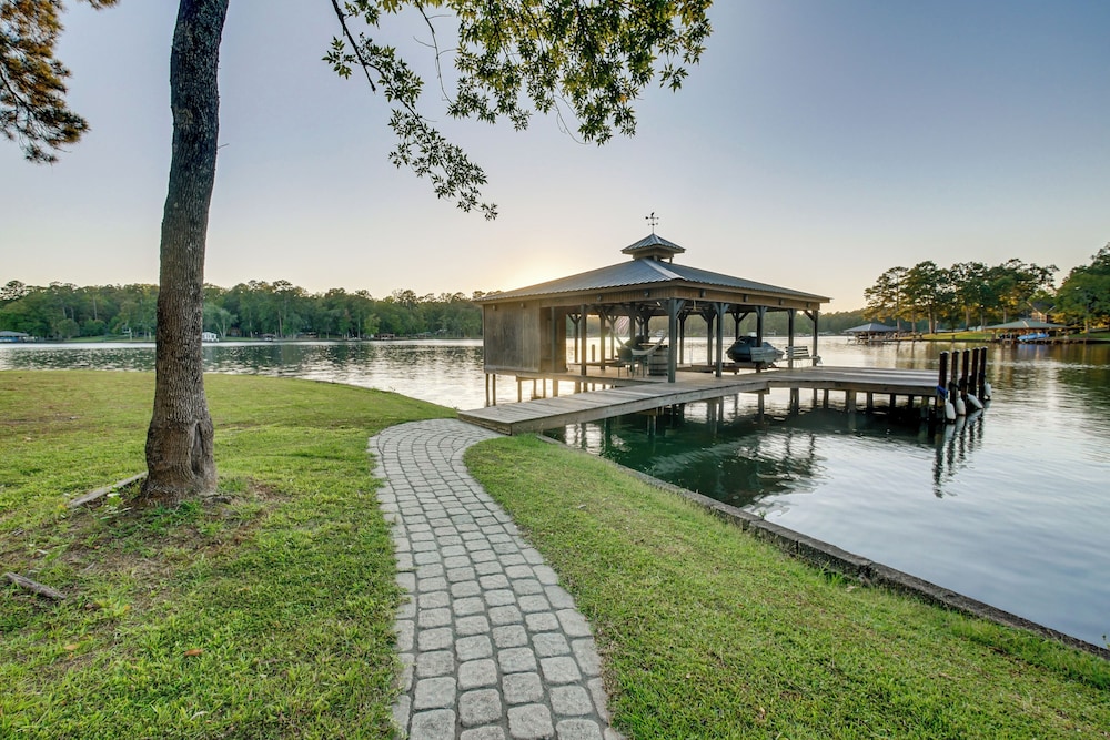 Waterfront Escape w/ Hot tub & Dock in Eatonton!