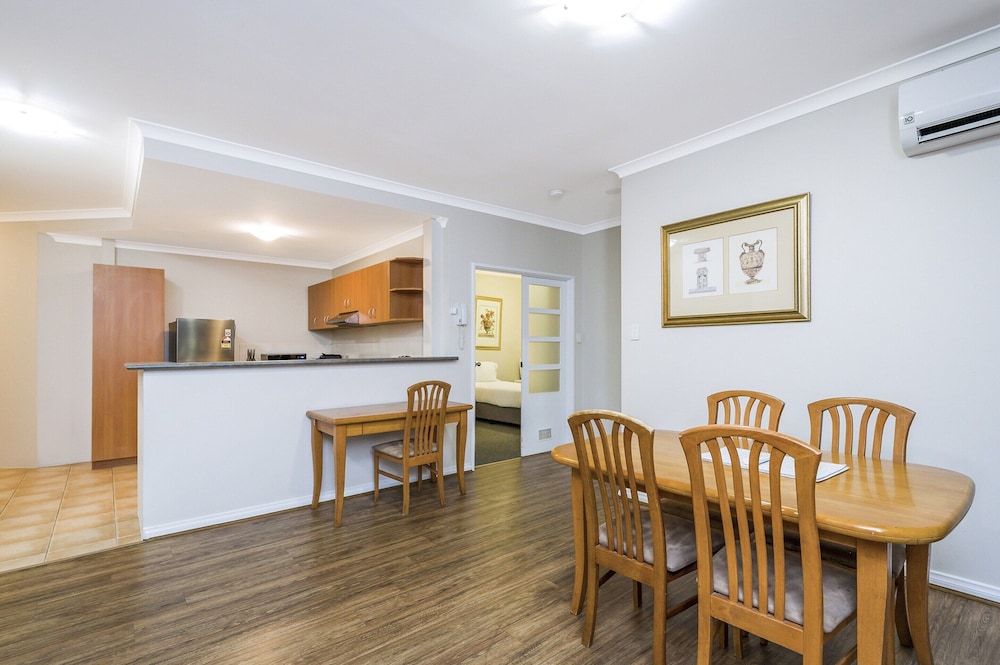 Central East Perth Flat With Pool & Gym Access