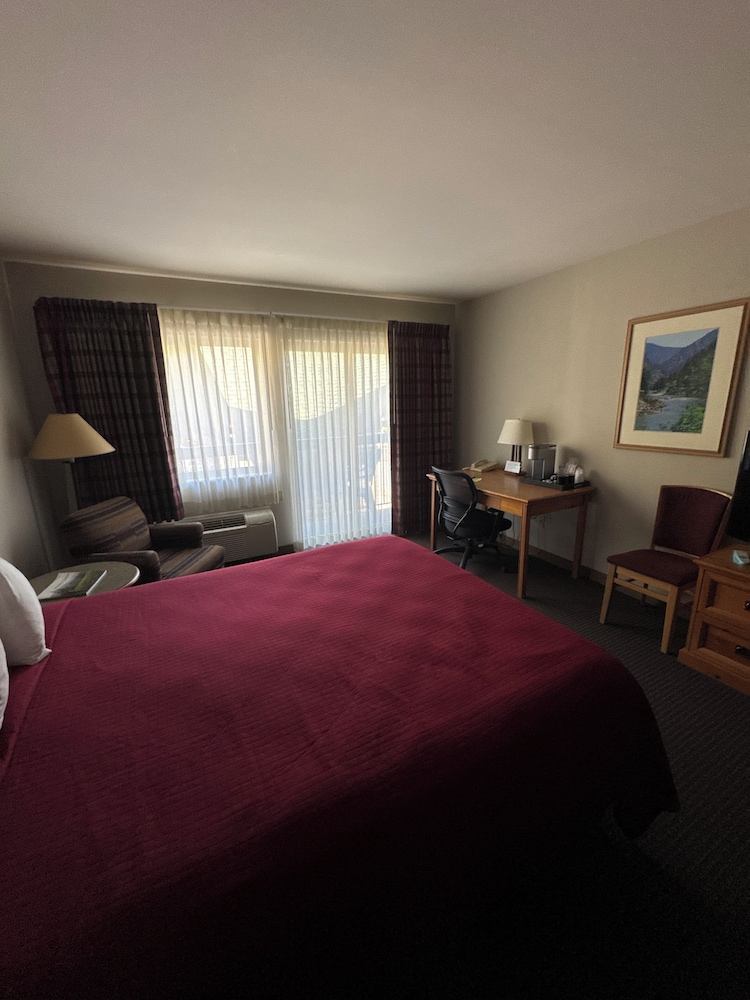 Salmon Rapids Lodge