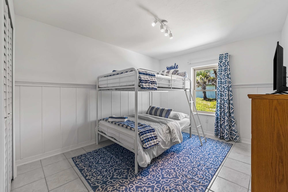 Oceanfront Steps to Sand Deck Pets Welcome