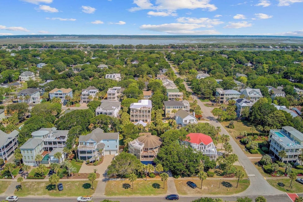 Private Pool, Putting Green & Steps to Isle of Palms Beach Paradise on Palm