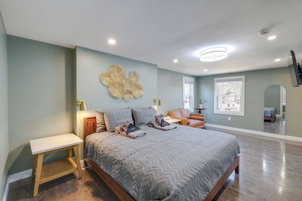 Family Friendly: Modern Retreat in Fort Washington