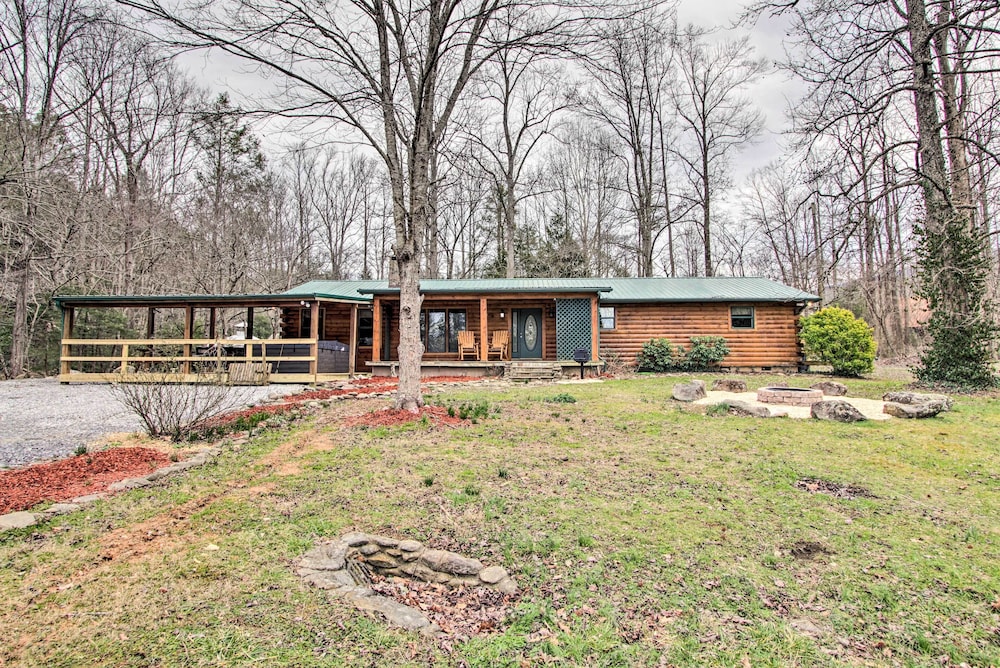 Gatlinburg Cabin: Hot Tub, Deck, Games