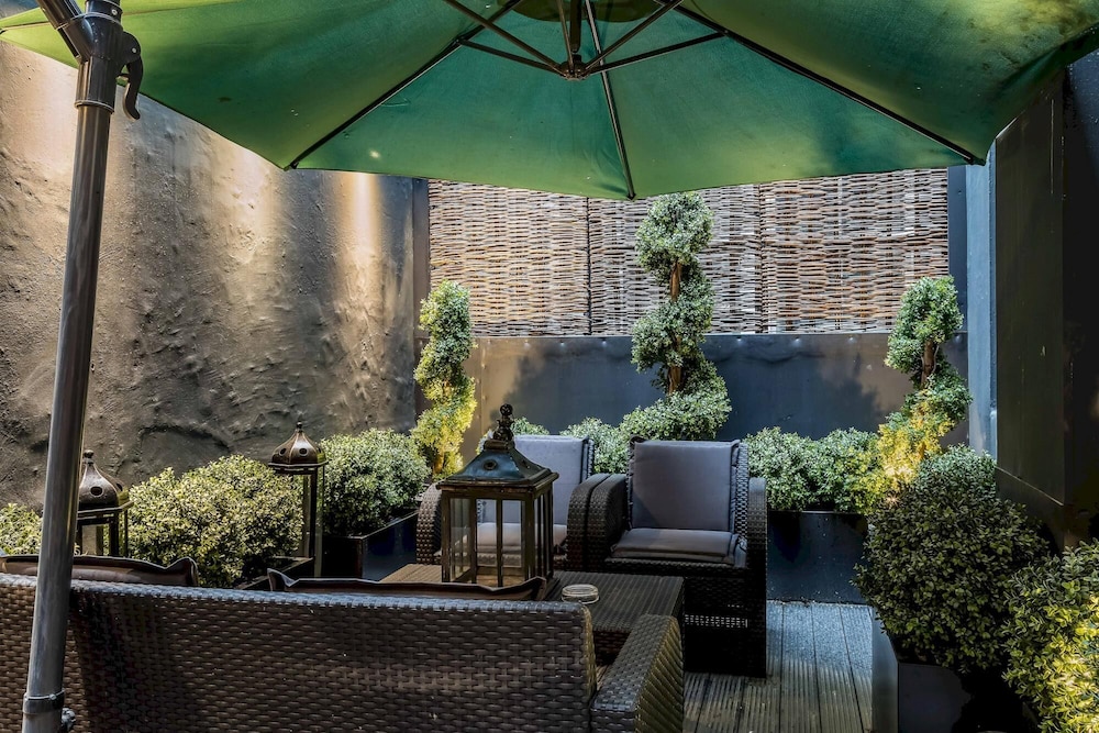 Newly Refurbished 2-bed Apartment in Knightsbridge
