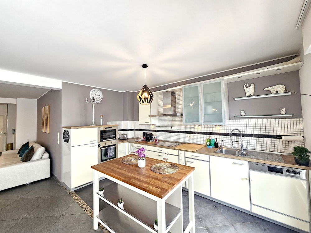 Well Appointed 2BR w terrace&parking