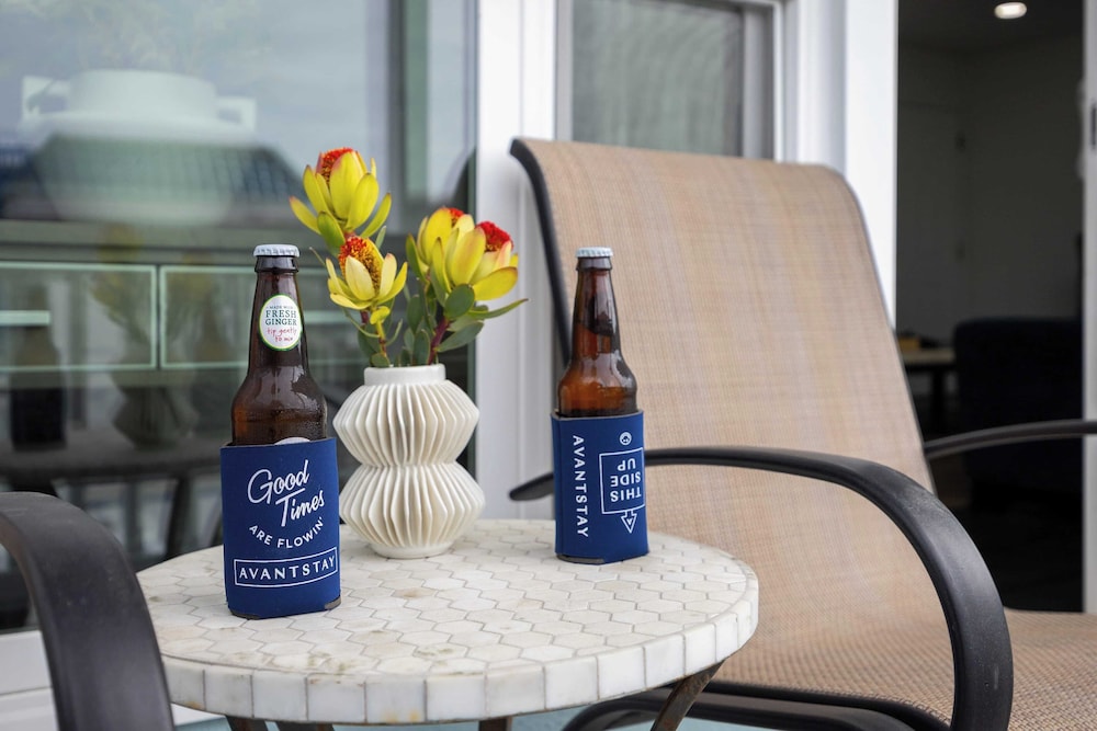 Topside Newport Rooftop Balcony + Ocean Views + Walk to Pier, Marina Village