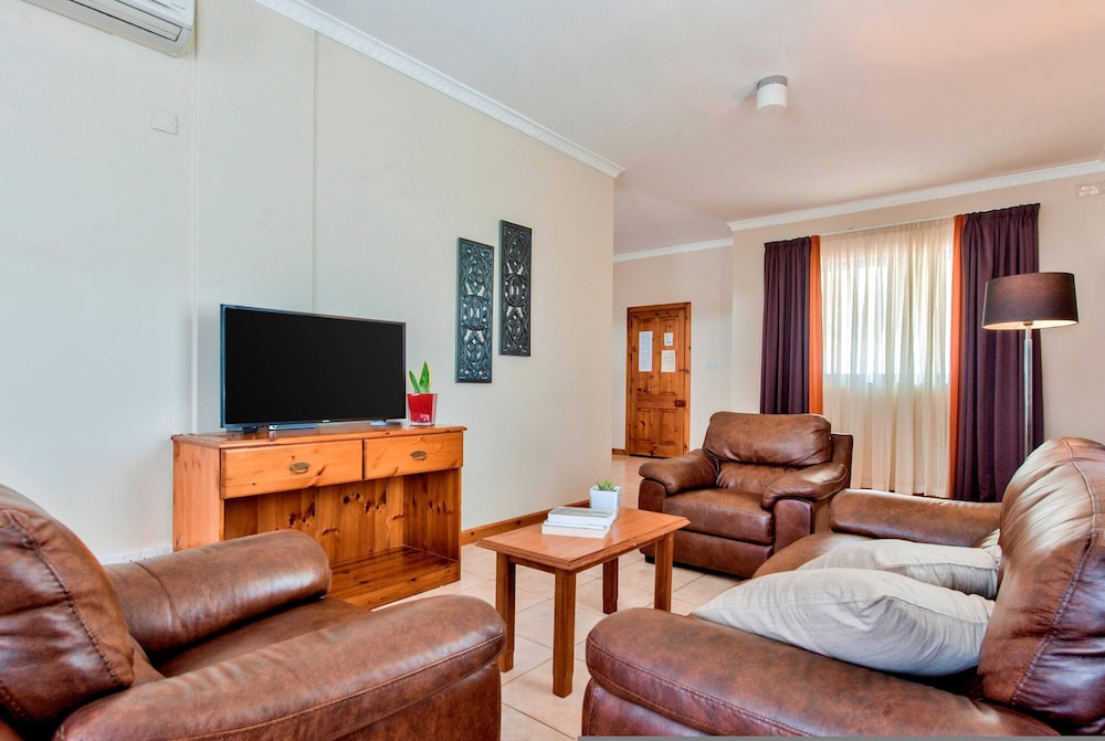 Villa Gardenia - 5 Bedroom Holiday Villa With Pool