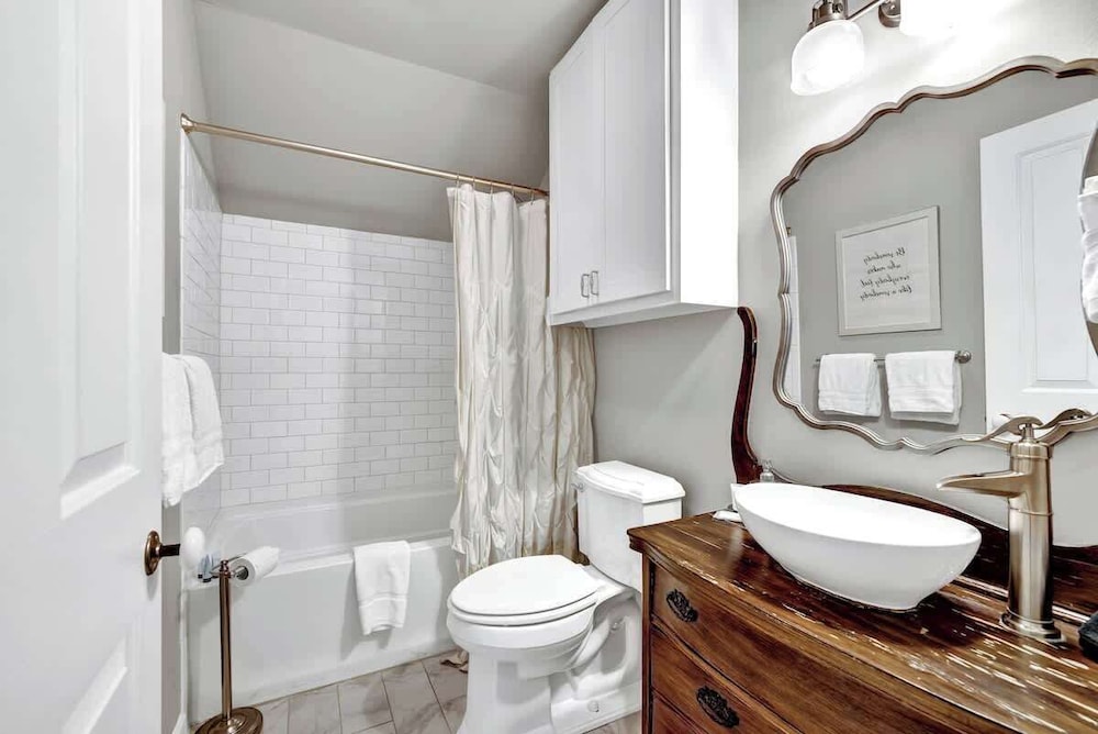The Country Haus: Quaint Home 1 Mile From Downtown